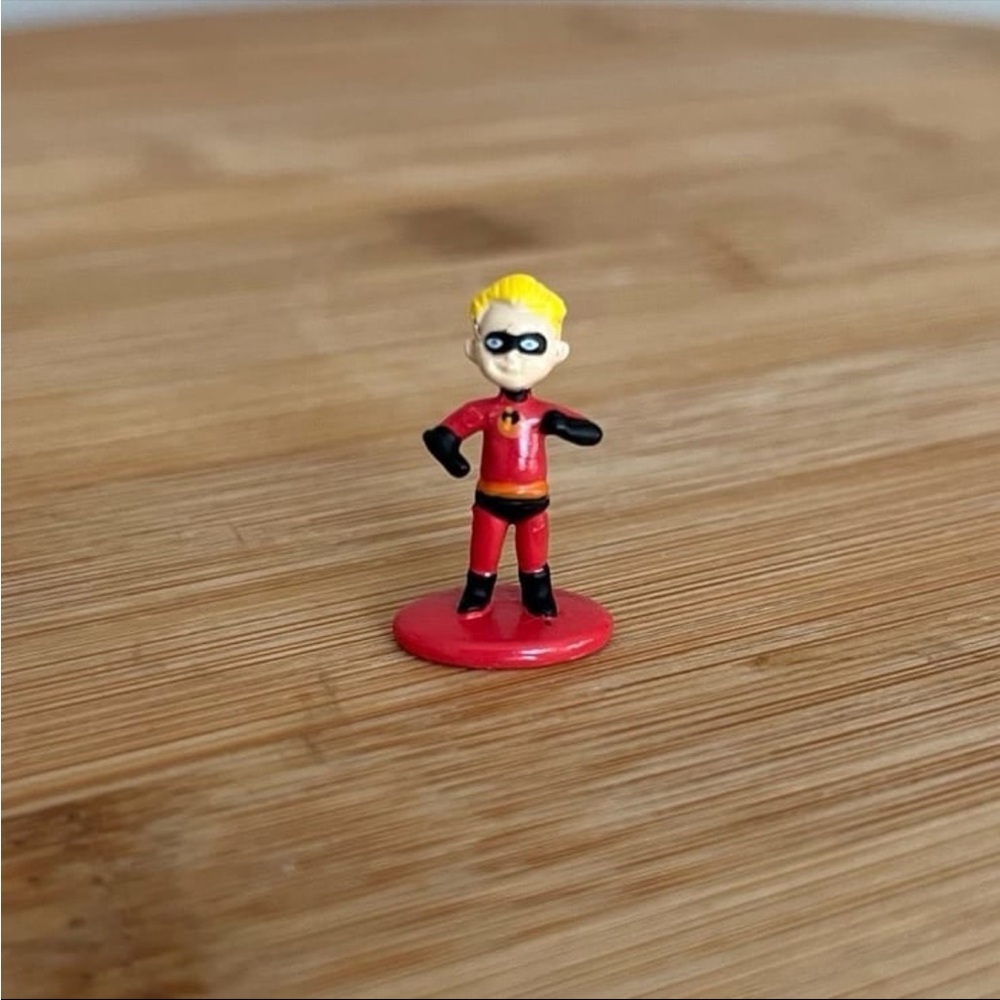❄️5/$20 Disney Series 6 Pixar Series Mini Figure - Dash from The Incredibles